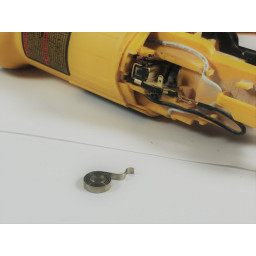 DeWalt DWE4011 Замена пружины щетки